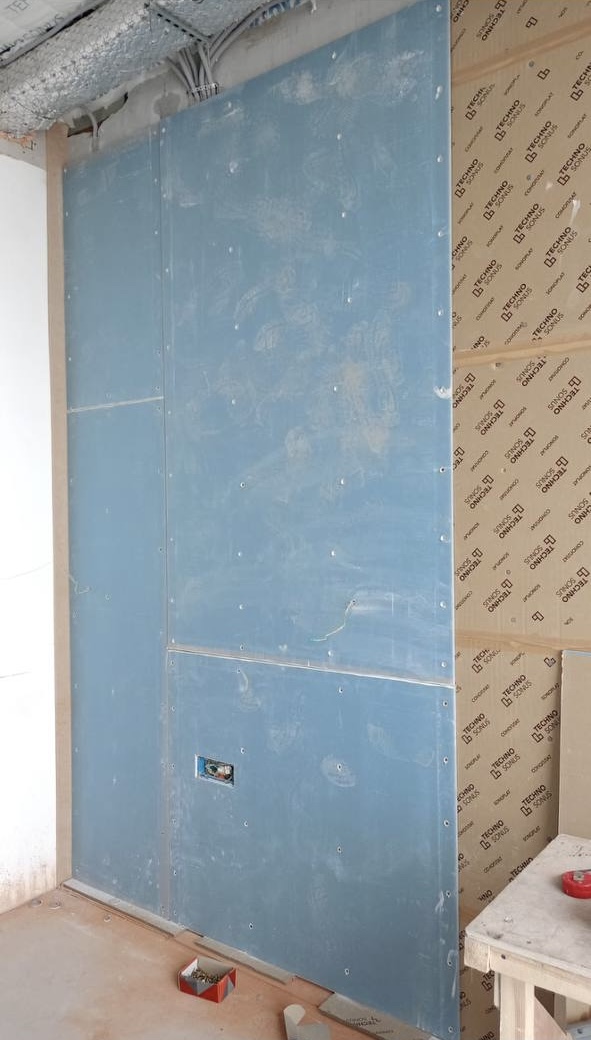 Слои шумоизоляционной системы на стене